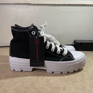 NWT No Boundaries Women's 9 Classic Black/White Canvas High Top Lace Sneakers